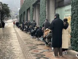 텐트촌에 경찰까지 출동'…명품 오픈런에 속끓는 백화점 | 서울경제